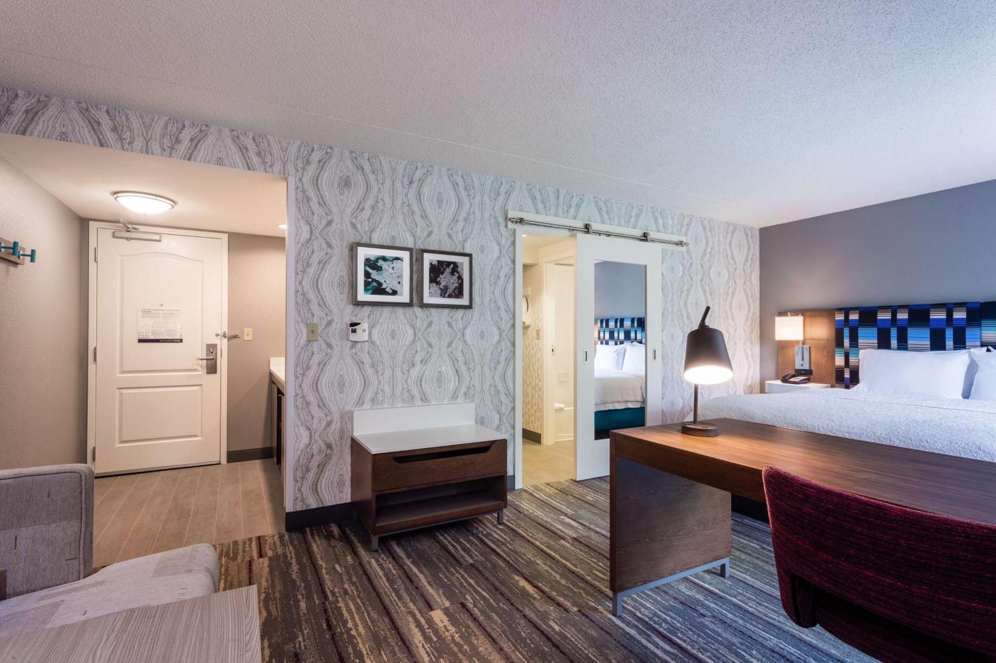 Hampton Inn & Suites Herndon-Reston Exterior photo