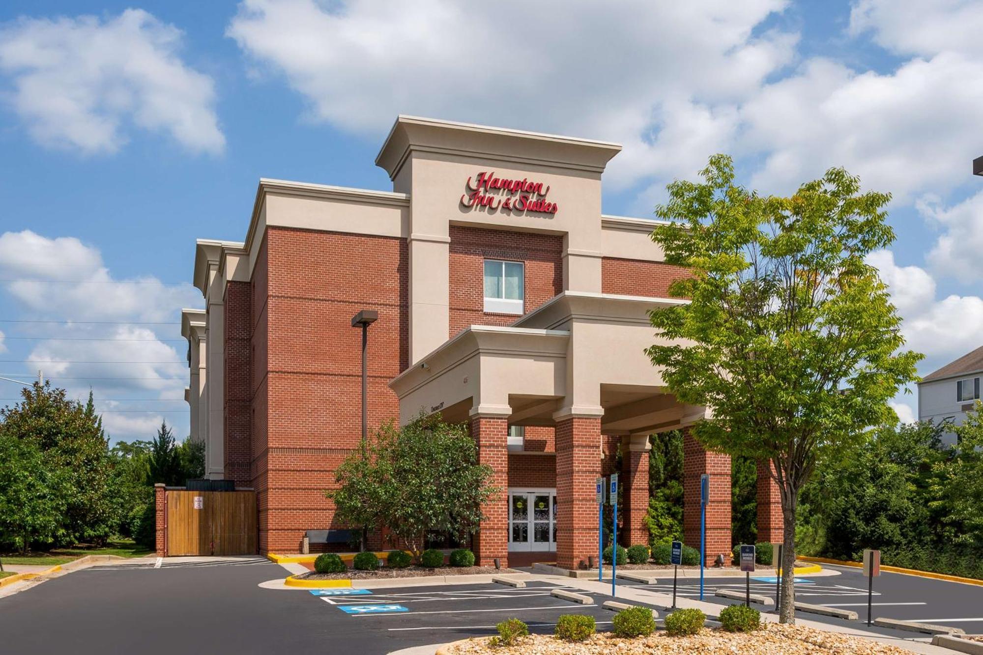 Hampton Inn & Suites Herndon-Reston Exterior photo
