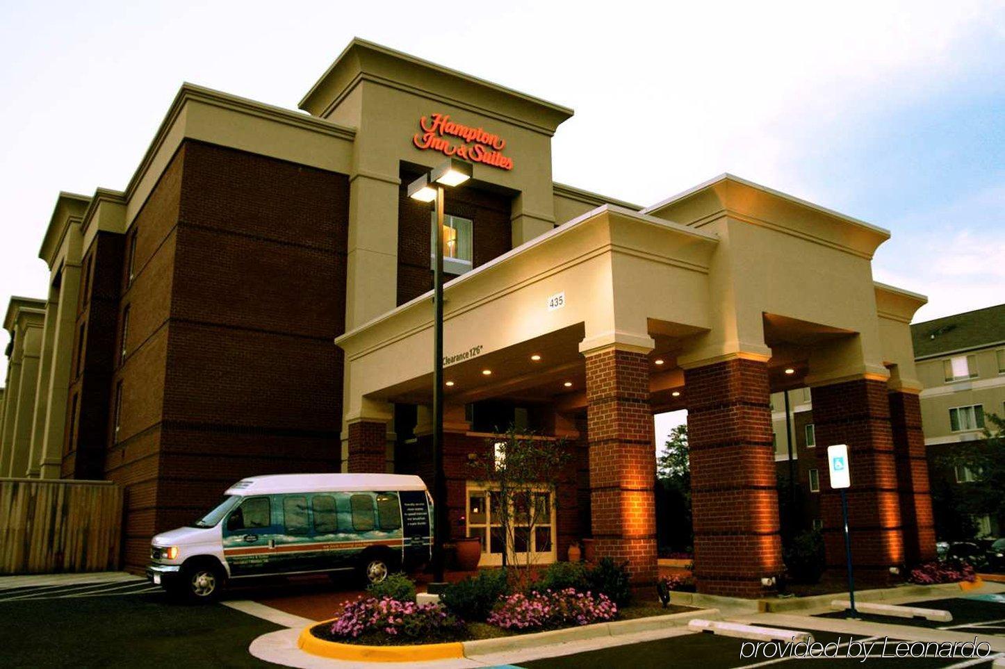 Hampton Inn & Suites Herndon-Reston Exterior photo