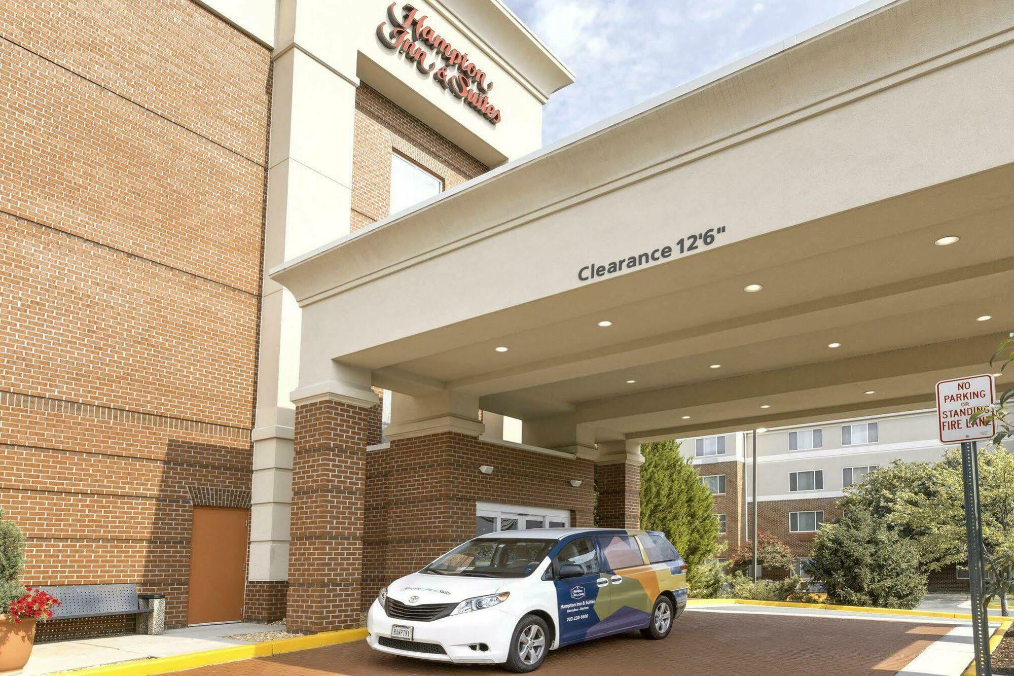 Hampton Inn & Suites Herndon-Reston Exterior photo